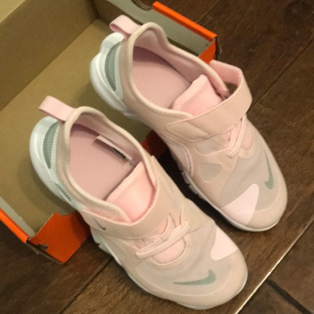 BRAND NEW IN BOX Nike free run 5.0 girls 3y